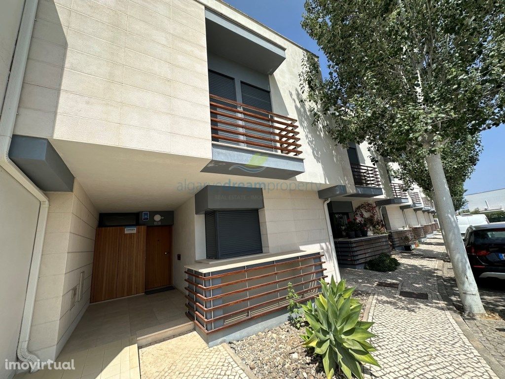 Moradia com T3+2 quartos, garagem e piscina comum em Vila...