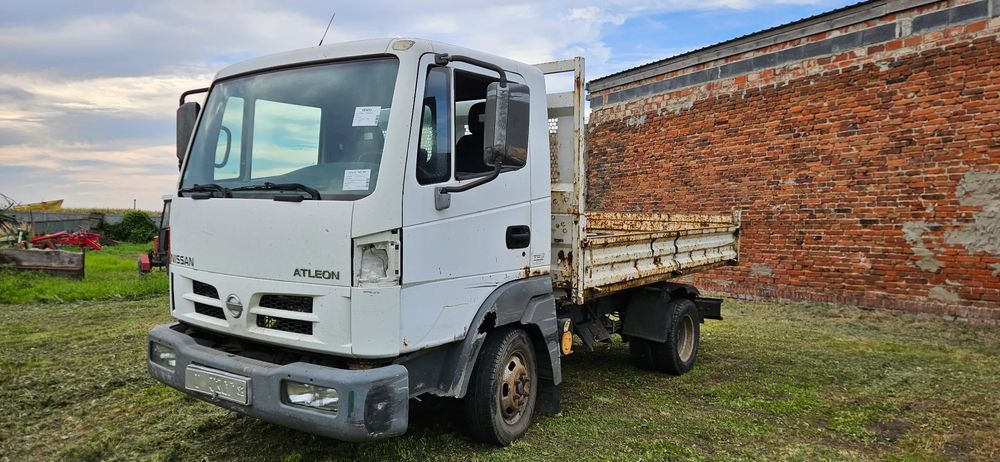 Nissan Atleon 2004