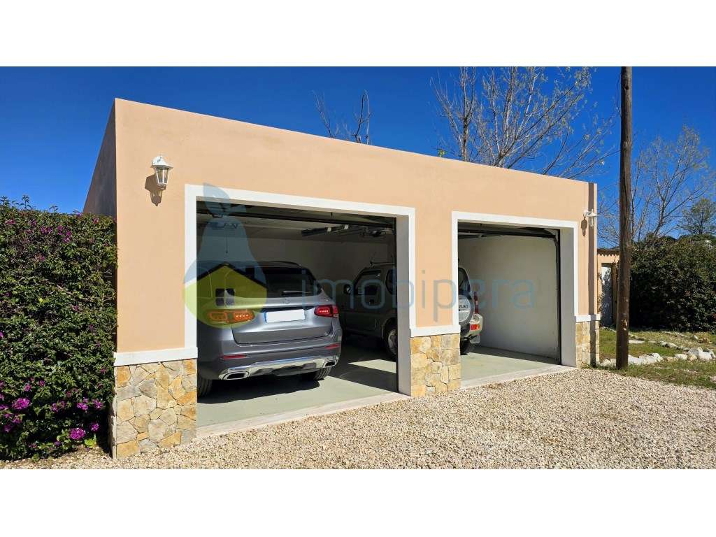 Moradia V4 com piscina e uma vista deslumbrante-24