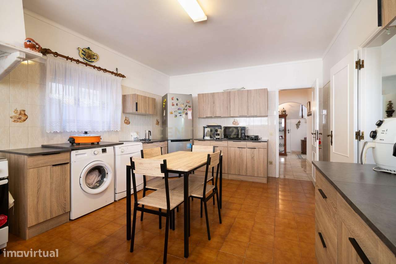Moradia T4 com Anexo T2 Independente | 400 m² de Construção | Lote de-13