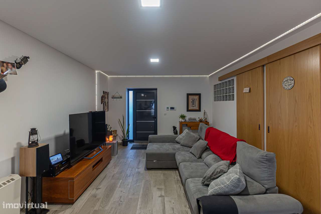 Moradia T4+1 renovada com anexo e jardim em Canidelo - Grande imagem: 4/24