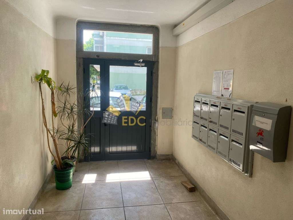 Apartamento T2 Totalmente Remodelado em zona Premium de Benfica | A...-24