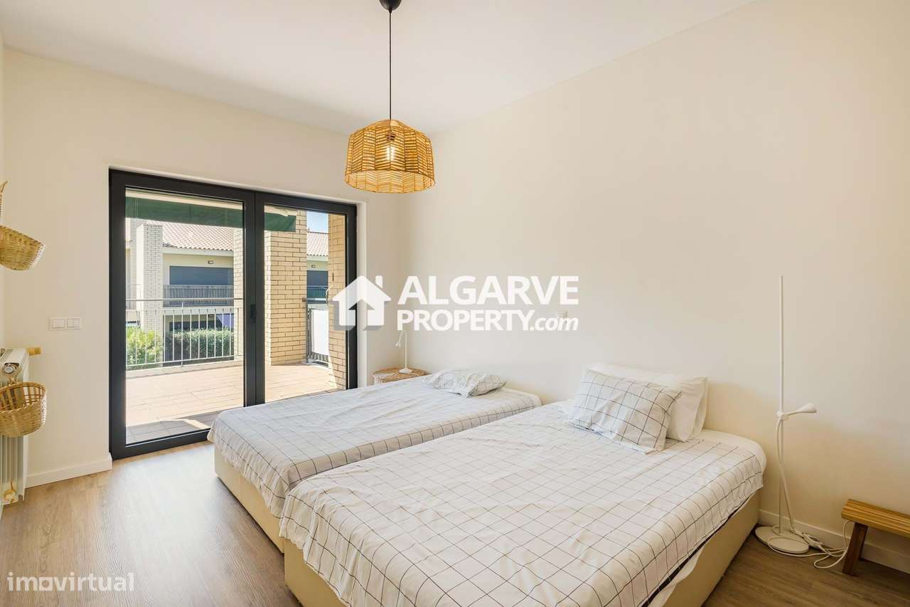 Moradia moderna V6 em condomínio com piscina. Perto de Vilamoura e pra-17