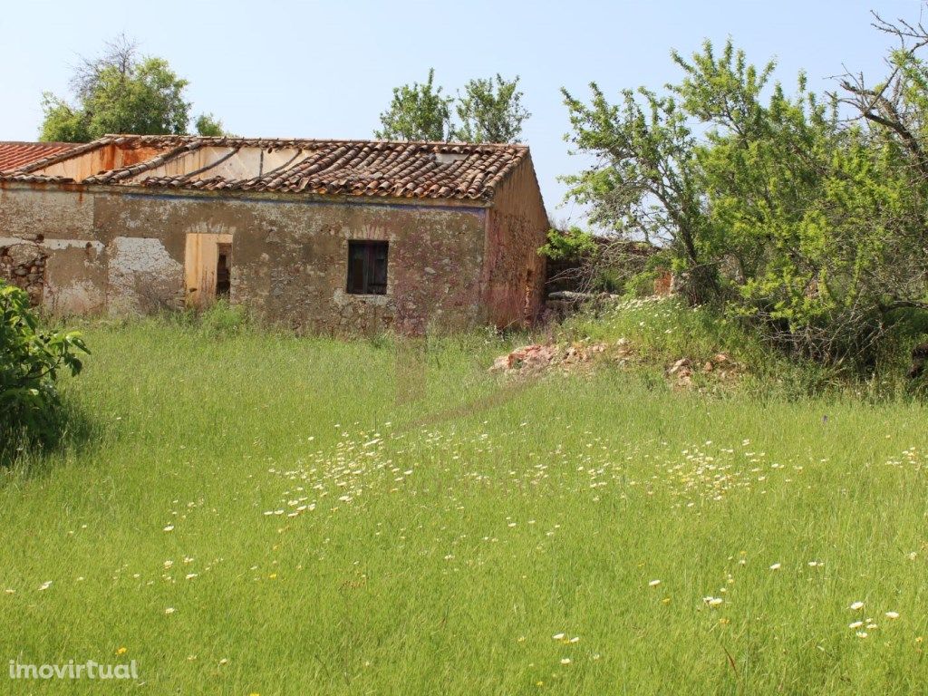 Terreno com ruína geminada, por reconstruir, para venda e...