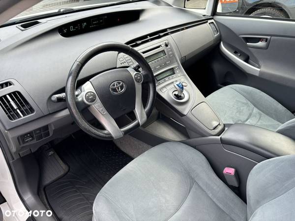 Toyota Prius (Hybrid) Executive - 8