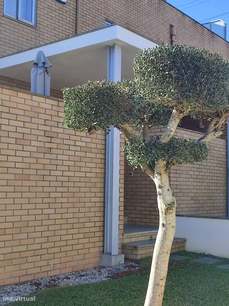 Moradia T4(2 suites) + escritório, cond.fechado à Estrada Nacional N.1-6