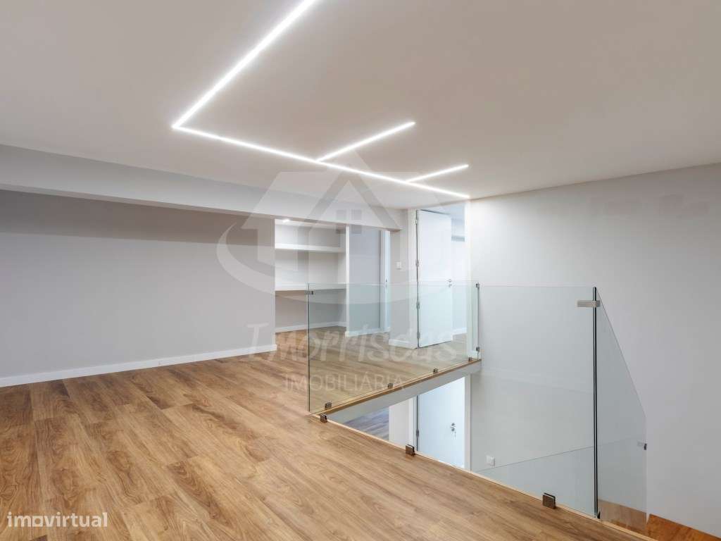 T3 Duplex Remodelado com Entrada Independente no Centro de Sacavém-17