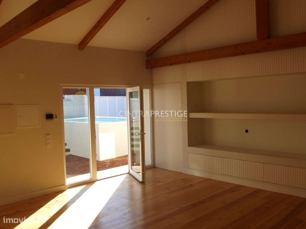 Moradia T2 totalmente recuperada em Almoçageme-5