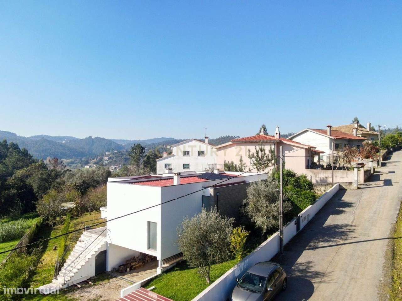 Moradia térrea T3+1 com linhas modernas,varandas,churrasco,jardim,gara-9