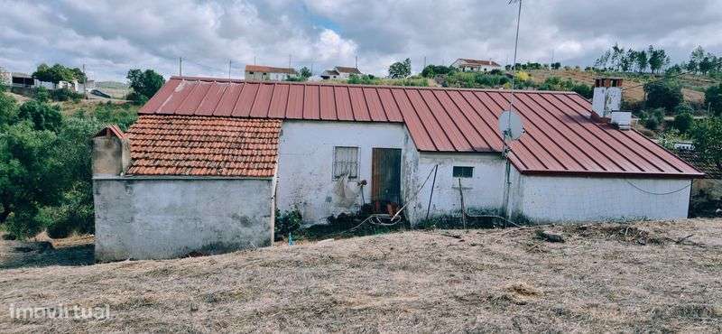 Moradia inserida em terreno de 3.700 m². - Grande imagem: 5/12