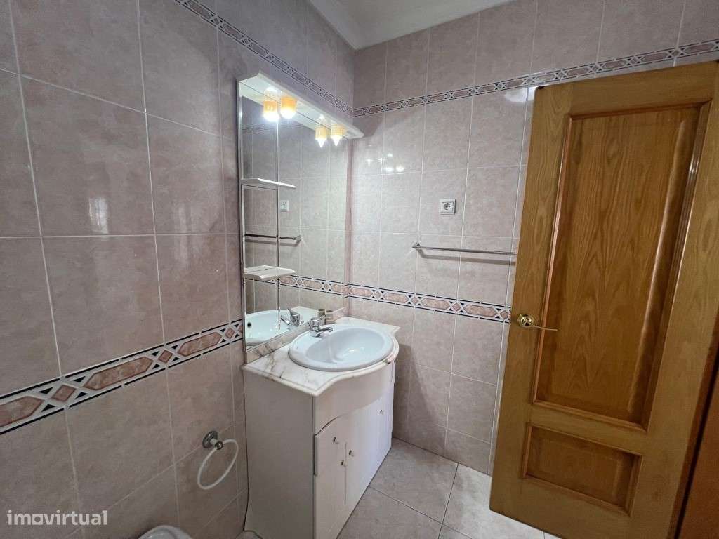 Apartamento T2 amplo com vista mar, a apenas 2 minutos da praia e 5...-16