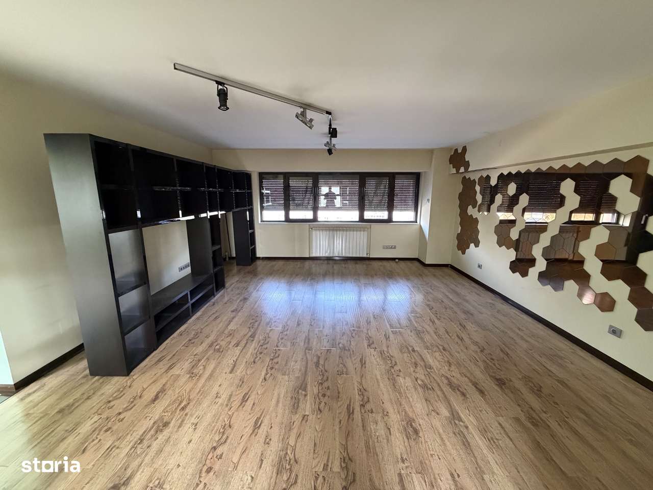 Apartament compus din 4 camere situat la etajul 4, stradal, imbunatatirii, liber, Urgent, la pret se va adauga TVA