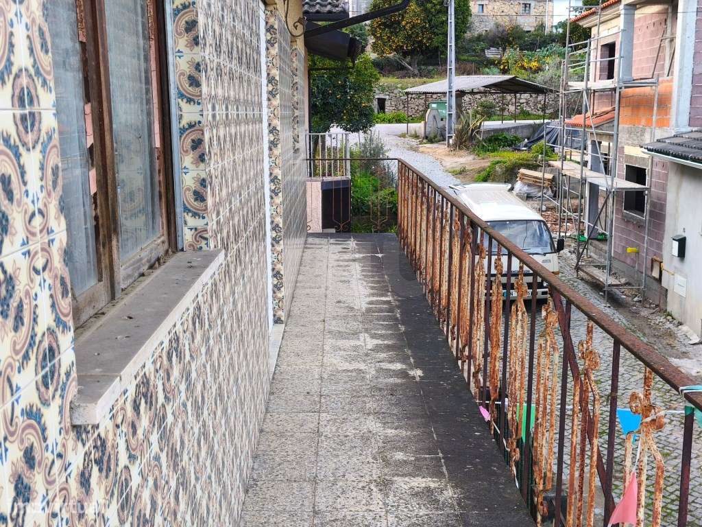 Oportunidade absolutamente imperdível - Moradia com parte renovada ...-33