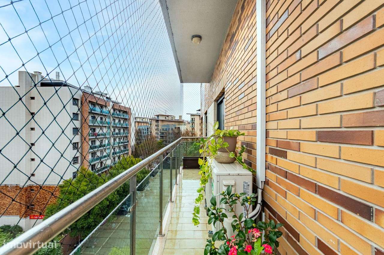 T3 com duas varandas na Rua Pulido Valente Colinas do Cruzeiro-11