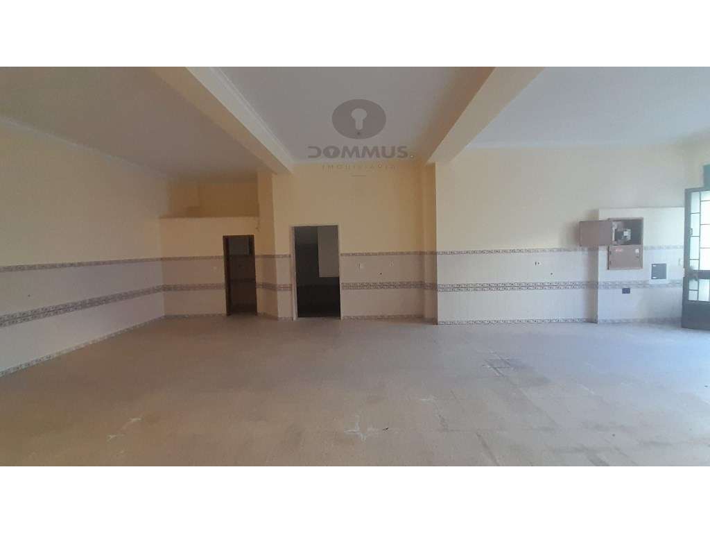 Loja Ampla com Arrumos - junto ao Borel - Grande imagem: 4/9