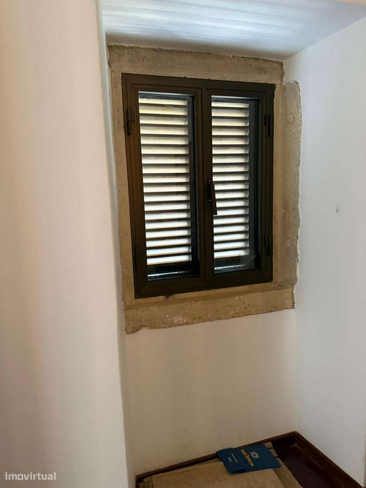 Moradia antiga com terreno, furo de agua e painéis solares aquecimento-15