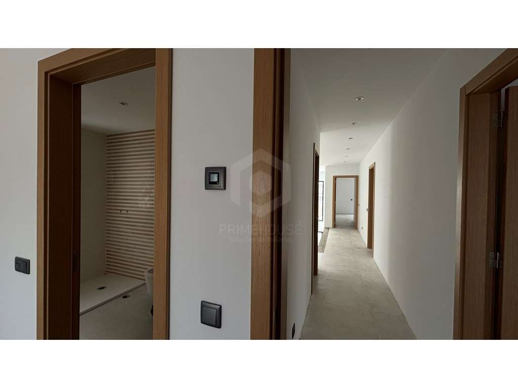 Moradia Moderna em Fase Final de Construção - Grande imagem: 5/40