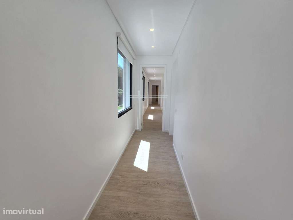 Moradia isolada T4, arquitetura contemporânea com garagem e piscina...-20