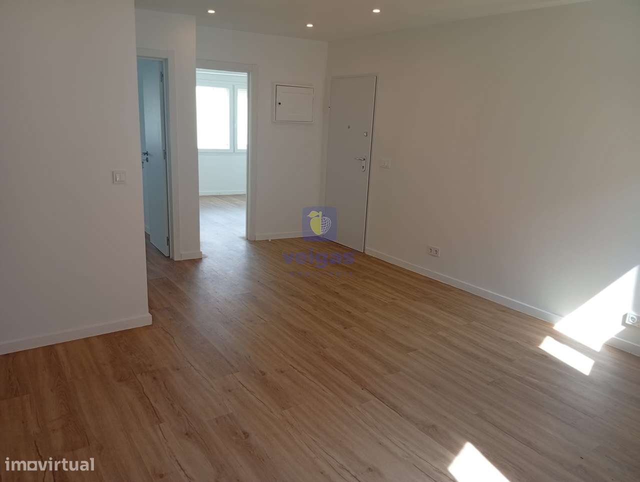 Apartamento T2 Renovado no Forte da Casa-4