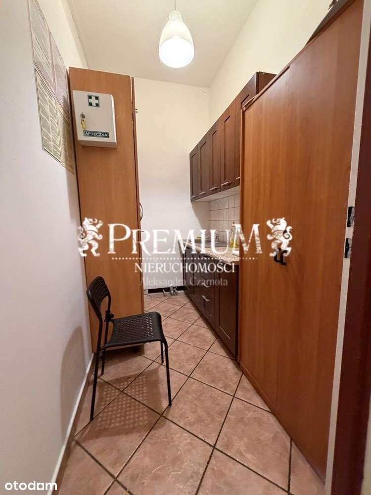 Lokal użytkowy z witrynami na parterze kamienicy-7