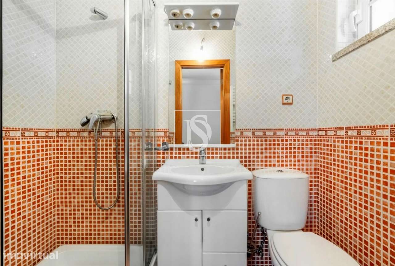 Moradia Independente T6 com 6 suítes e Piscina-16