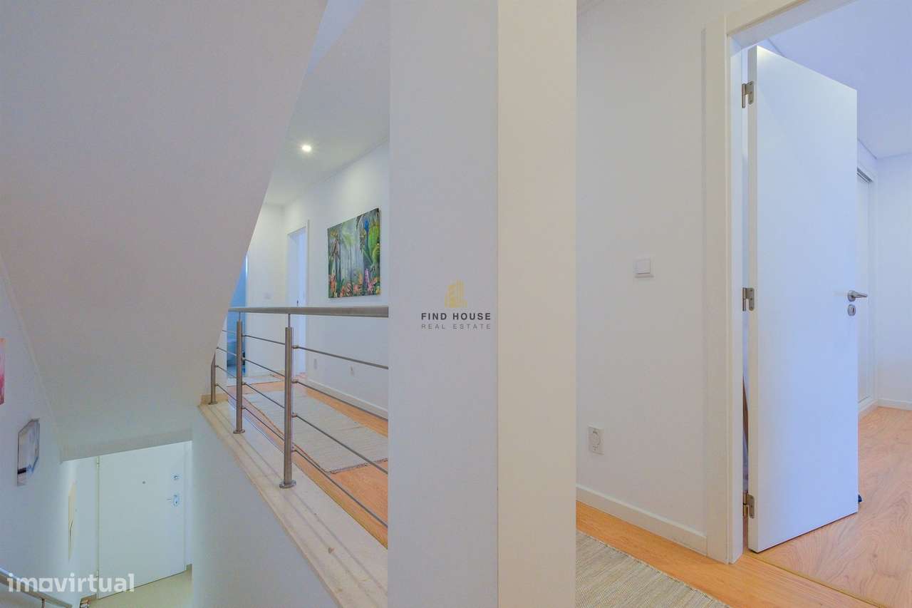 Moradia T3 com piscina, jardim e garagem box, na Caparica-20