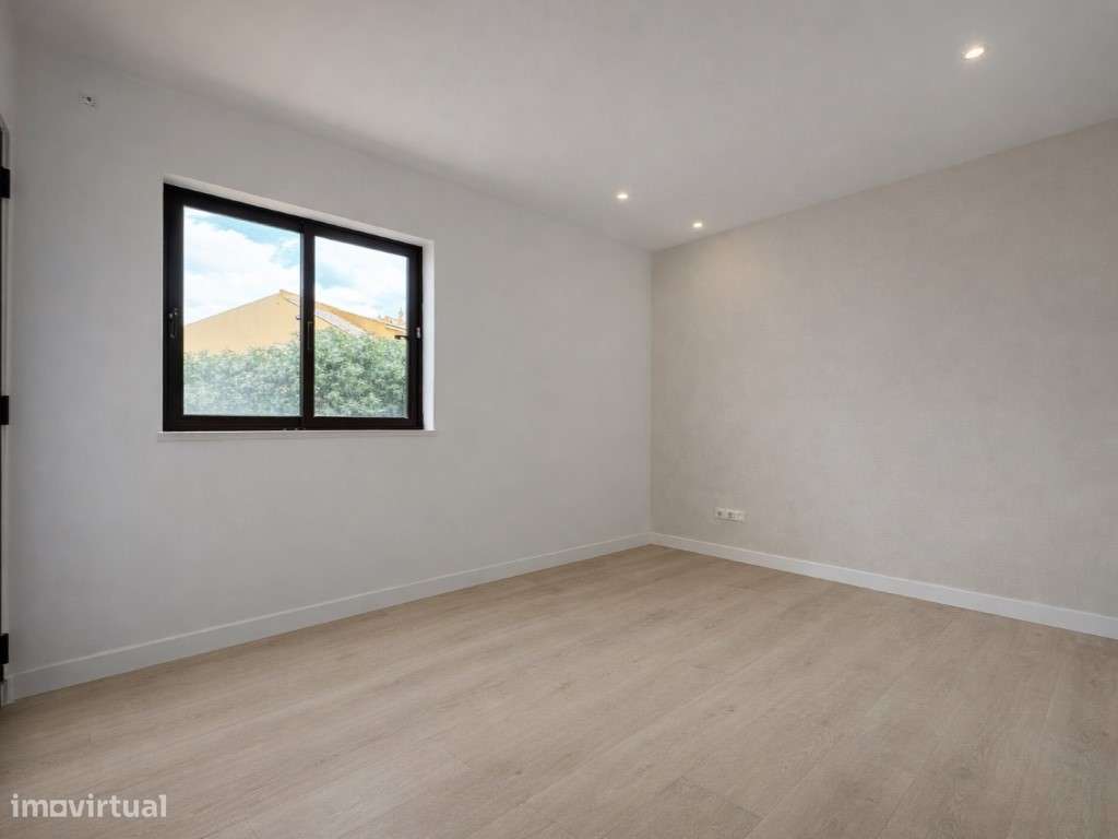 T2 com terraço e varanda | Totalmente renovado-7