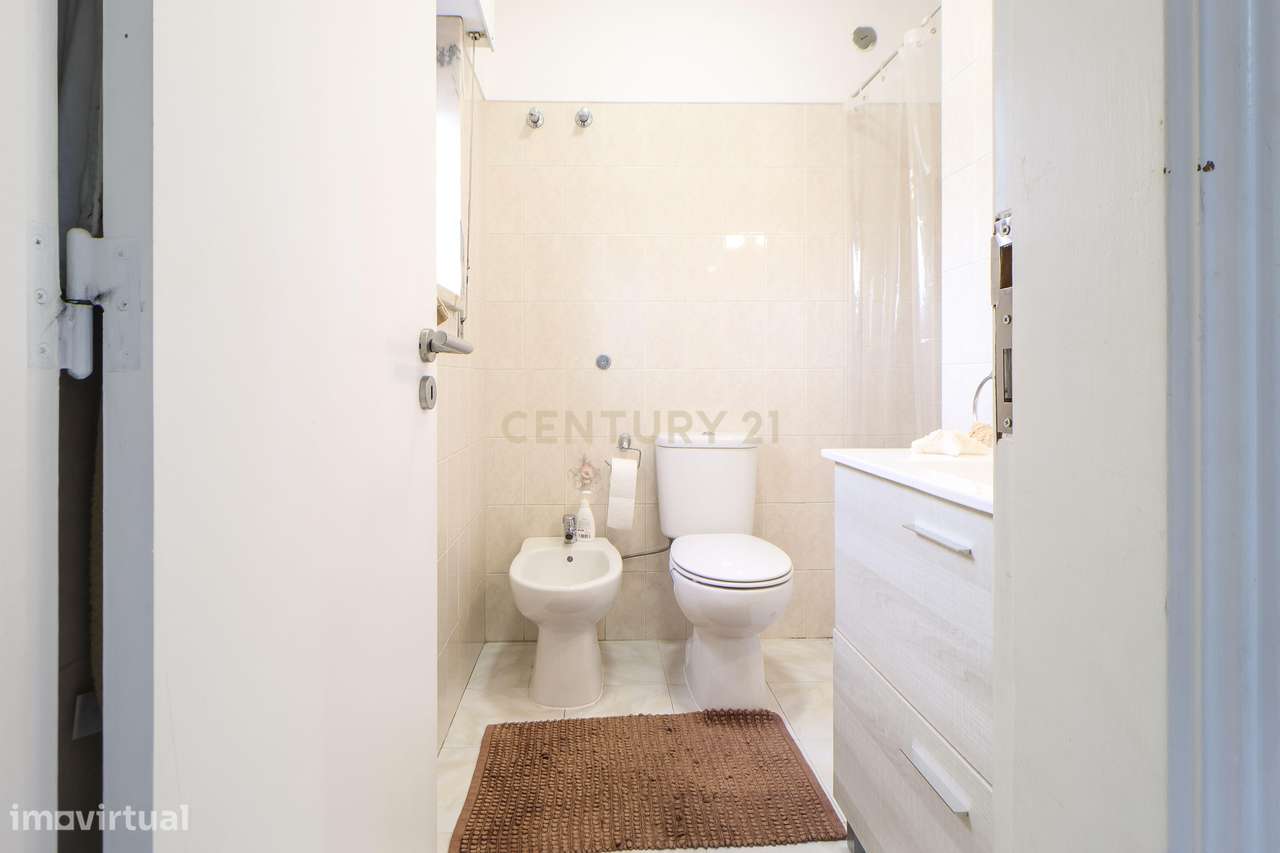 Apartamento T4, moderno e luminoso no Seixal-23