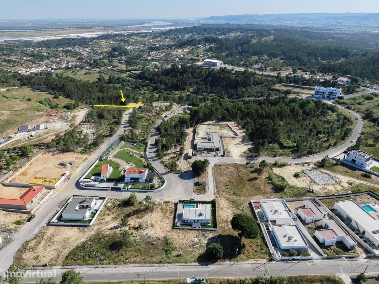 2 Terrenos Urbanos com Vista Panorâmica Ideal para Moradias de Luxo --22