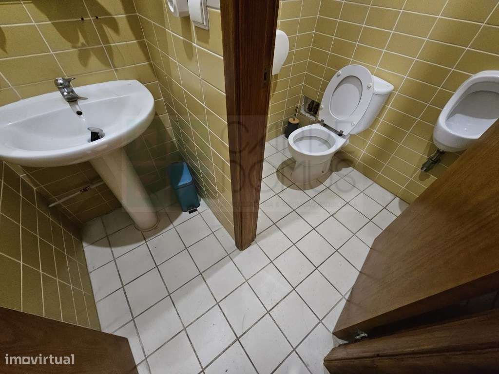 Amplo Armazém com escritórios na Nacional 10, Alverca do Ribatejo-11