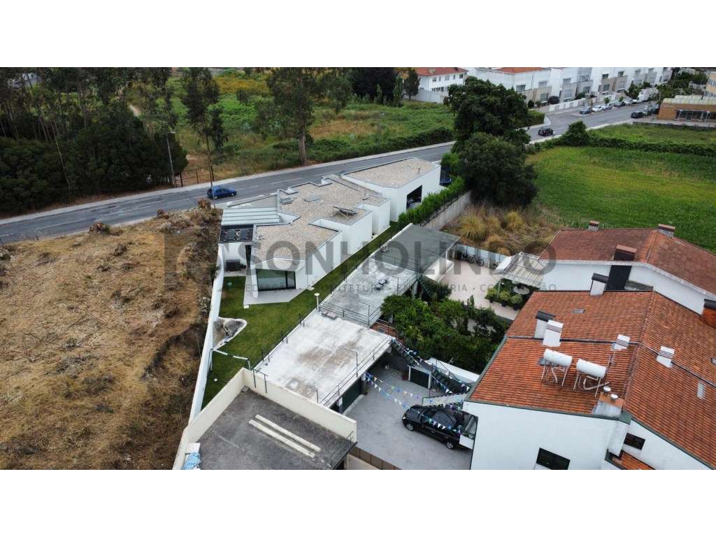 Moradia térrea de 4 frentes, inserida em lote de 700m2, ano de cons...-25