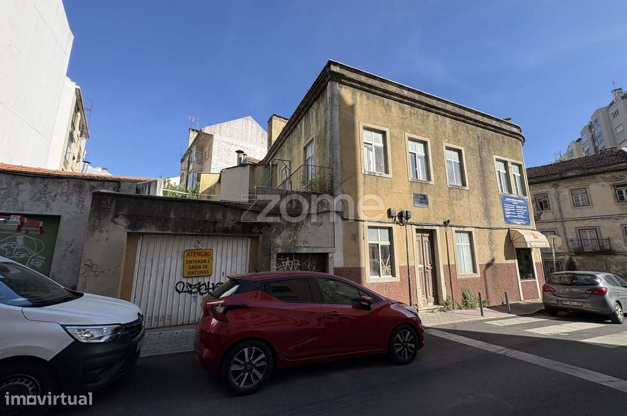 Prédio para recuperação total em Queluz-4