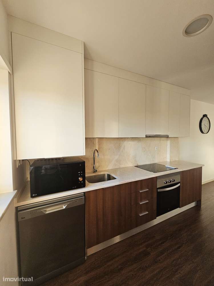 Apartamento T3 semi-novo perto da escolas Agrária e de Saúde - Grande imagem: 3/31