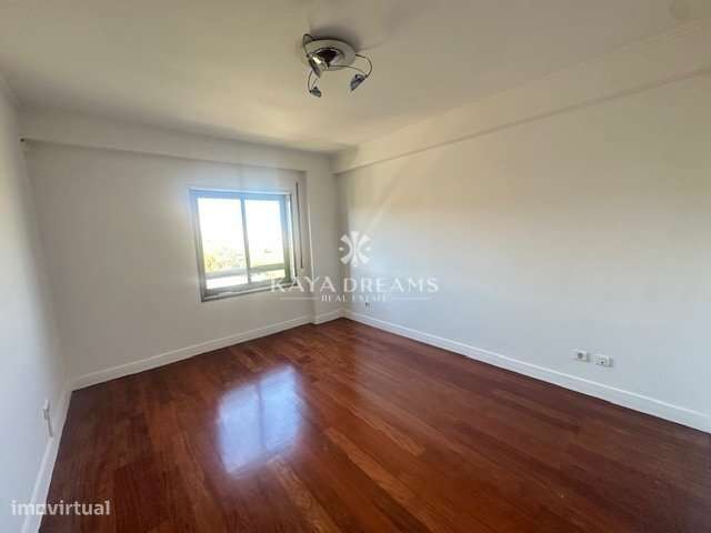 T6 para venda na Quinta Nova em Odivelas com 4 lugares de Parqueame...-20