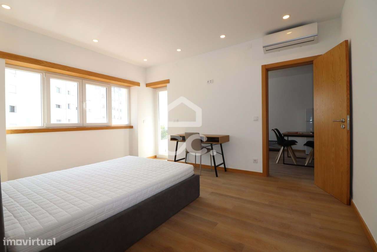Moradia totalmente remodelada com 6 apartamentos T2 junto à Dias da Si-8