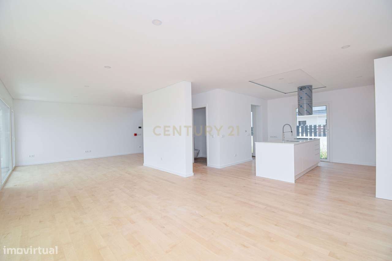 Moradia T4 de Arquitetura Moderna e Sustentável em Famões - Casal do R-8