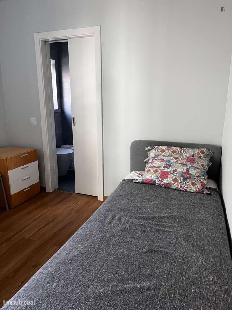 Quarto - localizado em Carcavelos Lisbon - Grande imagem: 4/6