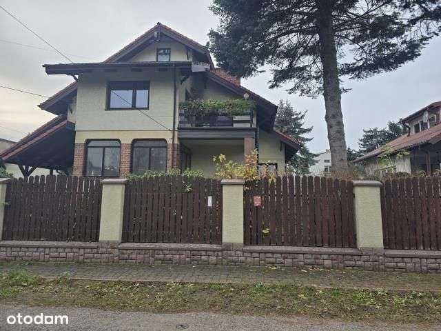 Dom w pobliżu lasu-0