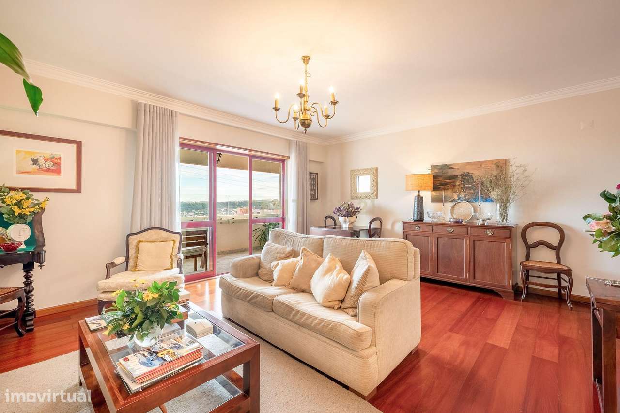 Apartamento T3, com Box de 85 m2 e Arrecadação em Odivelas-1