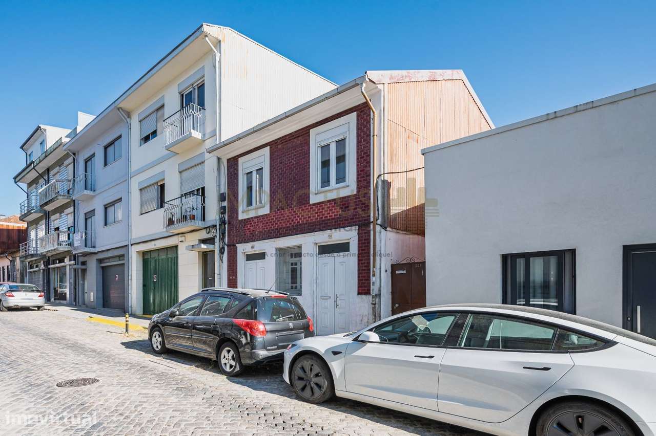 Moradia T3 com Excelente Potencial e Localização-36