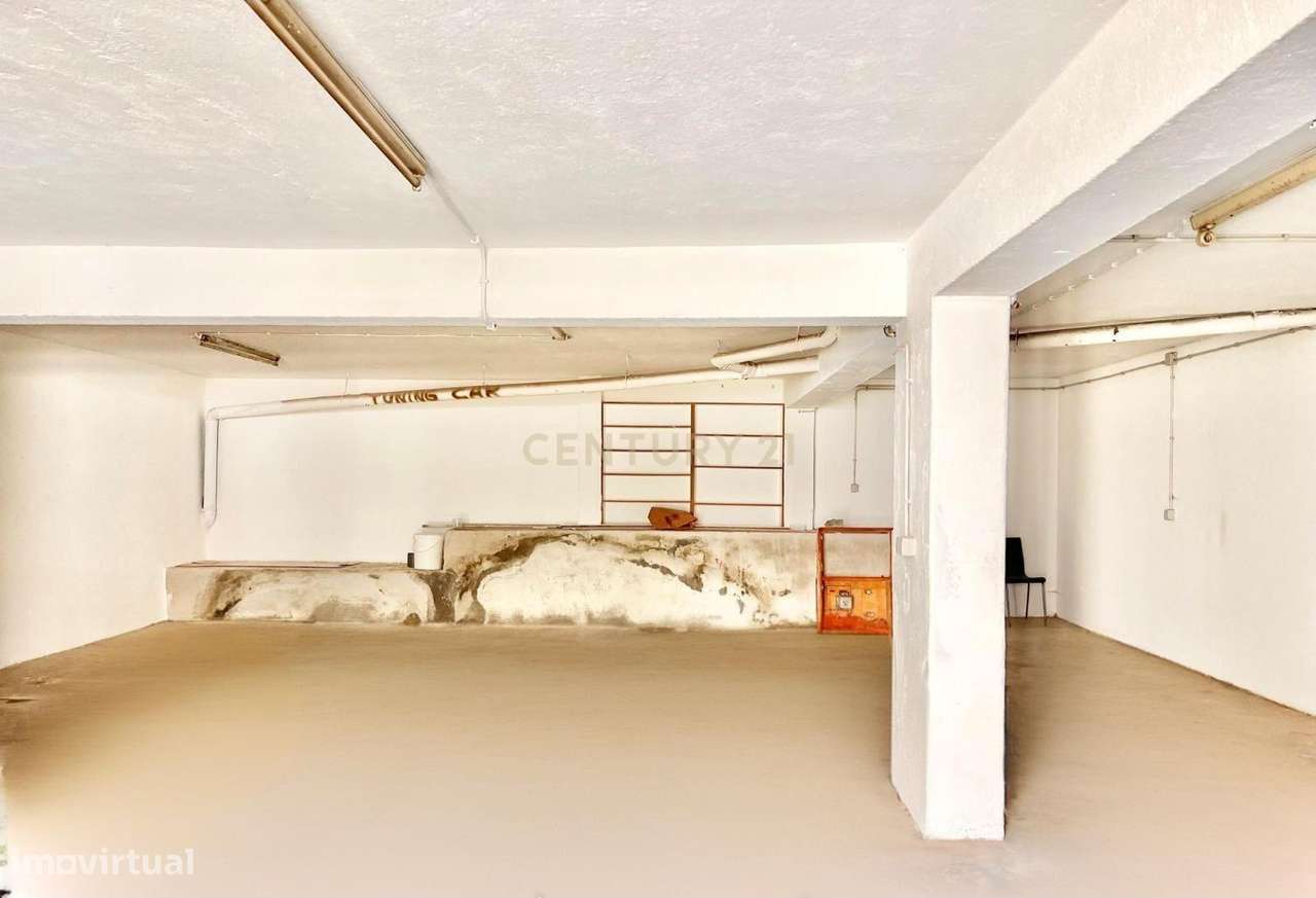 Venda conjunta de apartamento e dois armazéns em Caneças (Ponte da Bic-19