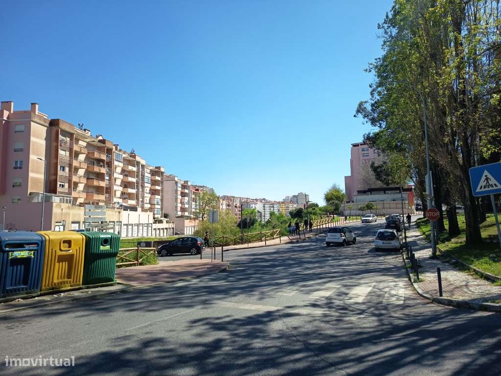 Lojas para venda, com duas entradas independentes, em Monte Abraão-20