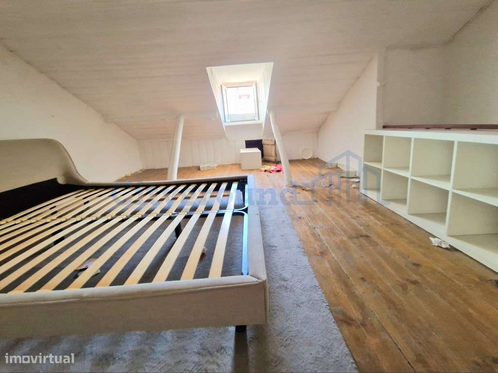 Apartamento T2 Duplex no Príncipe Real para reabilitar a seu gosto-12