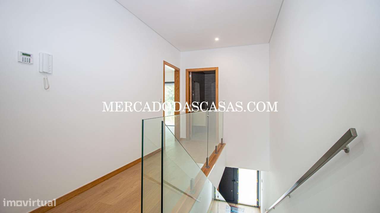 Moradia T3 em Lobão, muita luz e amplitude-7