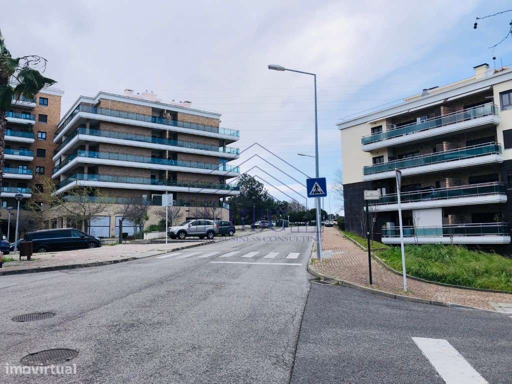 Espaço comercial com escritórios situado na Urbanização dos Terraço...-19
