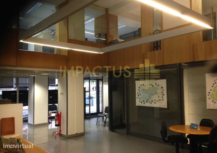 Loja de 800m2 com onze lugares de garagem - Grande imagem: 2/8