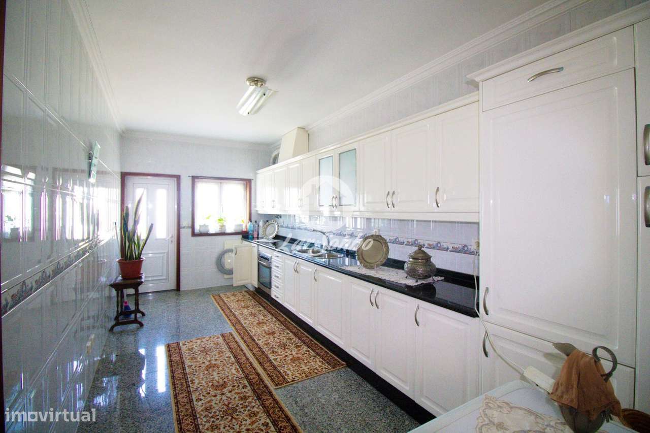 Moradia T4+1 com comércio a 300m da praia das Caxinas em Vila do Co... - Grande imagem: 3/18