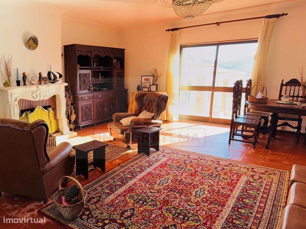 Moradia individual com anexos, piscina, armazéns e terreno-8