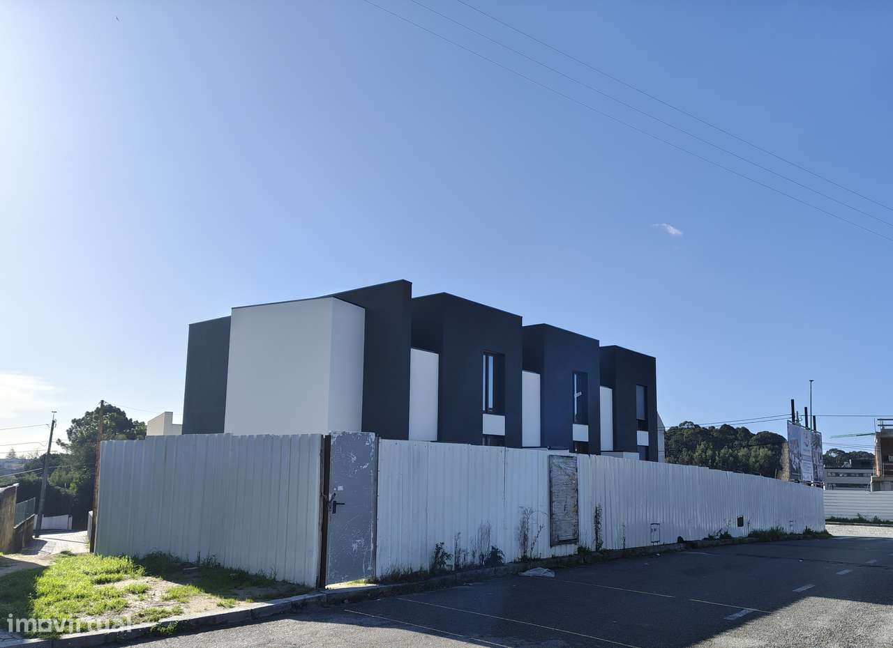 MORADIA NOVA - Com PISCINA  e  JARDIM .-31