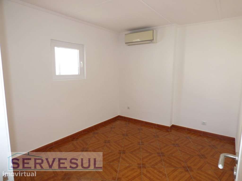 Casa Tradicional, com dois pisos, 4 quartos, dividida em duas habit...-15